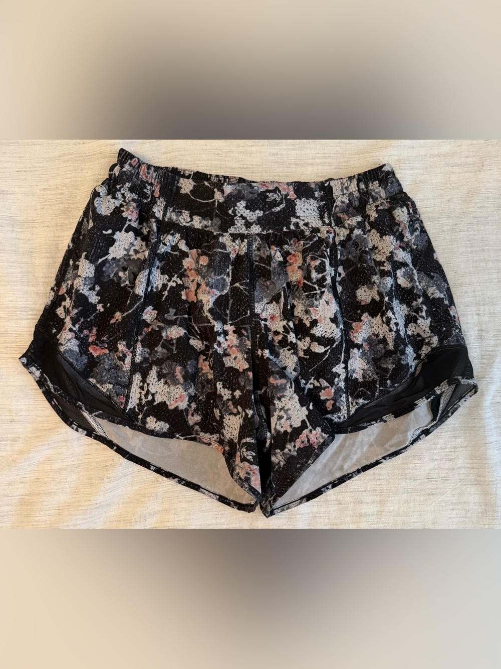 Lululemon Women’s Shorts 6 Tall